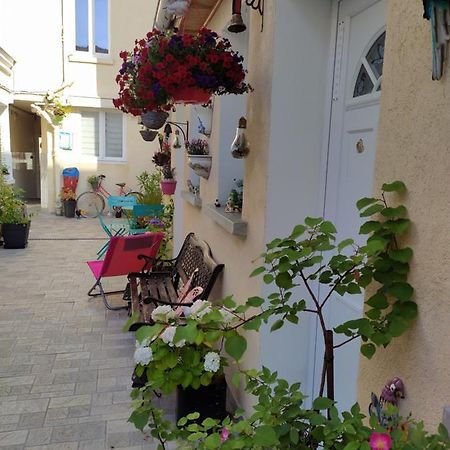 Les Coquelicots Hotel Montrouge Exterior photo